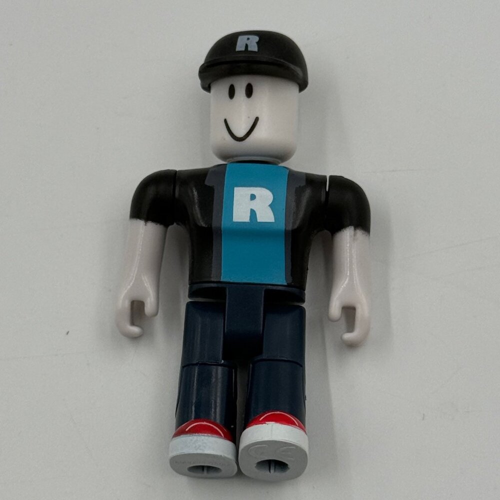 Roblox Super Fan Series 2 Figure NO CODE R on Hat and Shirt Red Shoes